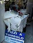 insegna Pizzi Tombolo esposta nella vetrian del negozio