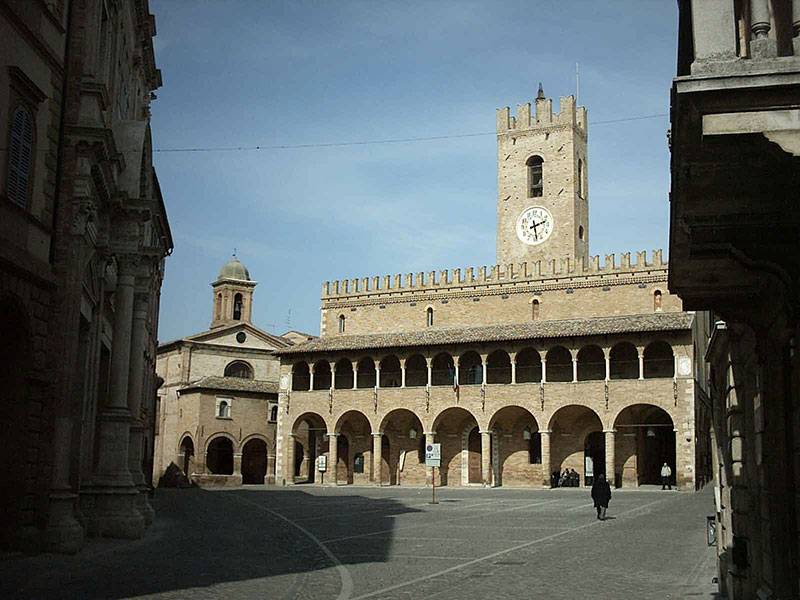 Scorcio della Piazza del Popolo di Offida